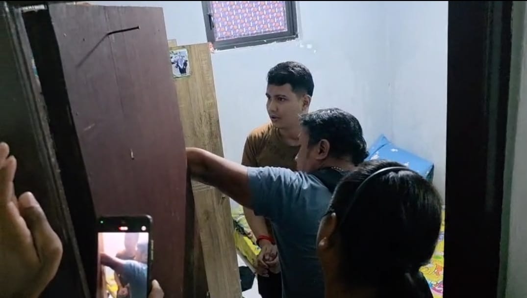 Polisi membekuk pelaku penusukan berinisial RR di tempat tinggalnya di wilayah Jakarta Timur tidak lama setelah kejadian.