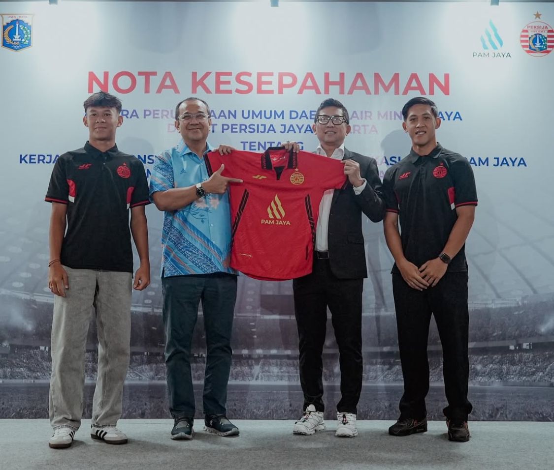 Direktur Utama PAM Jaya Arief Nasrudin (dua dari kiri) dan Direktur Utama Persija Jakarta Mohamad Prapanca (dua dari kanan) resmi berkolaborasi mendukung Persija jadi juara.