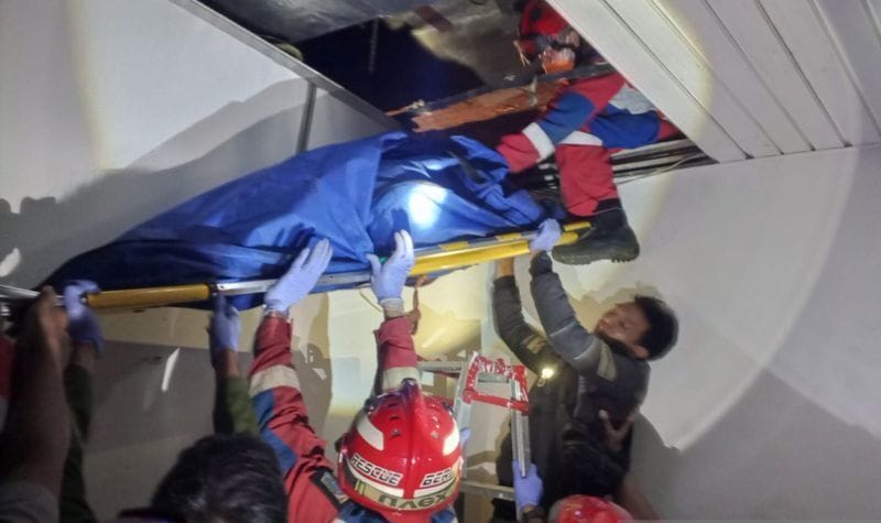 Petugas Sudin Gulkarmat Jakarta Timur mengevakuasi mayat yang hampir membusuk di plafon sebuah pabrik obat di kawasan Pulogadung, Jakarta Timur.