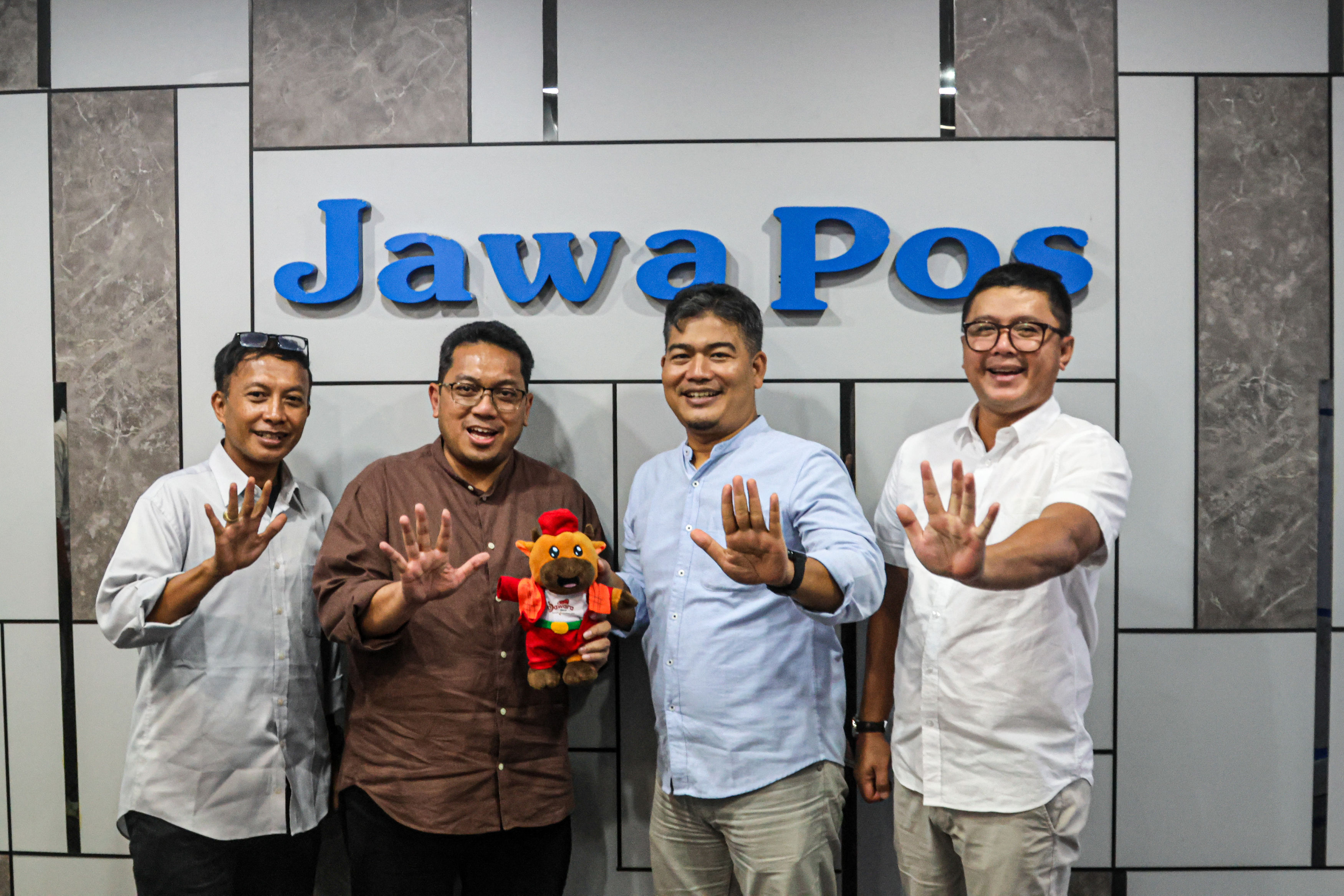 Dari kiri, Wapemred Jawa Pos Koran Firzan Syahroni, Dirut Perumda Dharma Jaya Raditya Endra Budiman, GM Jawa Pos Media Suprianto, dan Direktur Bisnis Dharma Jaya Irwan Nusyirwan di Redaksi Jawa Pos.
