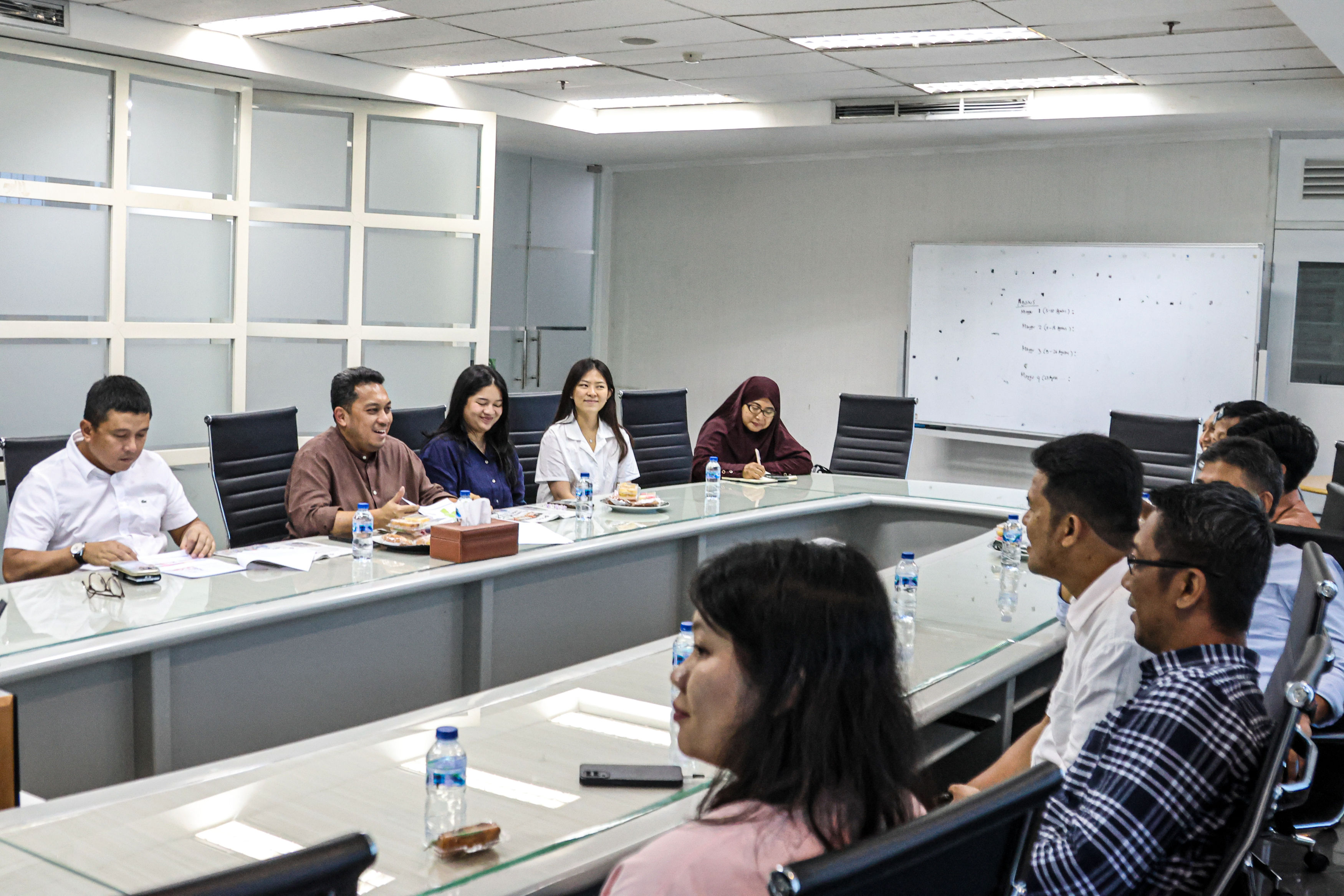 Direksi Perumda Dharma Jaya dan jajarannya menyosialisasikan program di ruang Redaksi Jawa Pos Jakarta, Rabu (30/7).