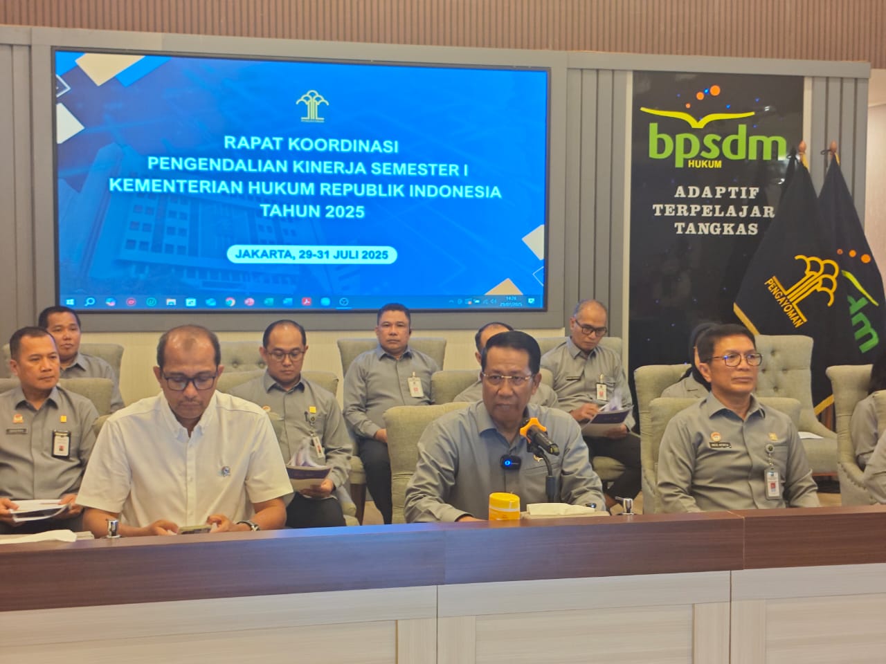 Menkum Supratman Andi Agtas menyampaikan program kerjanya di&nbsp;sela kegiatan di Limo, Kota Depok, Selasa (29/7).