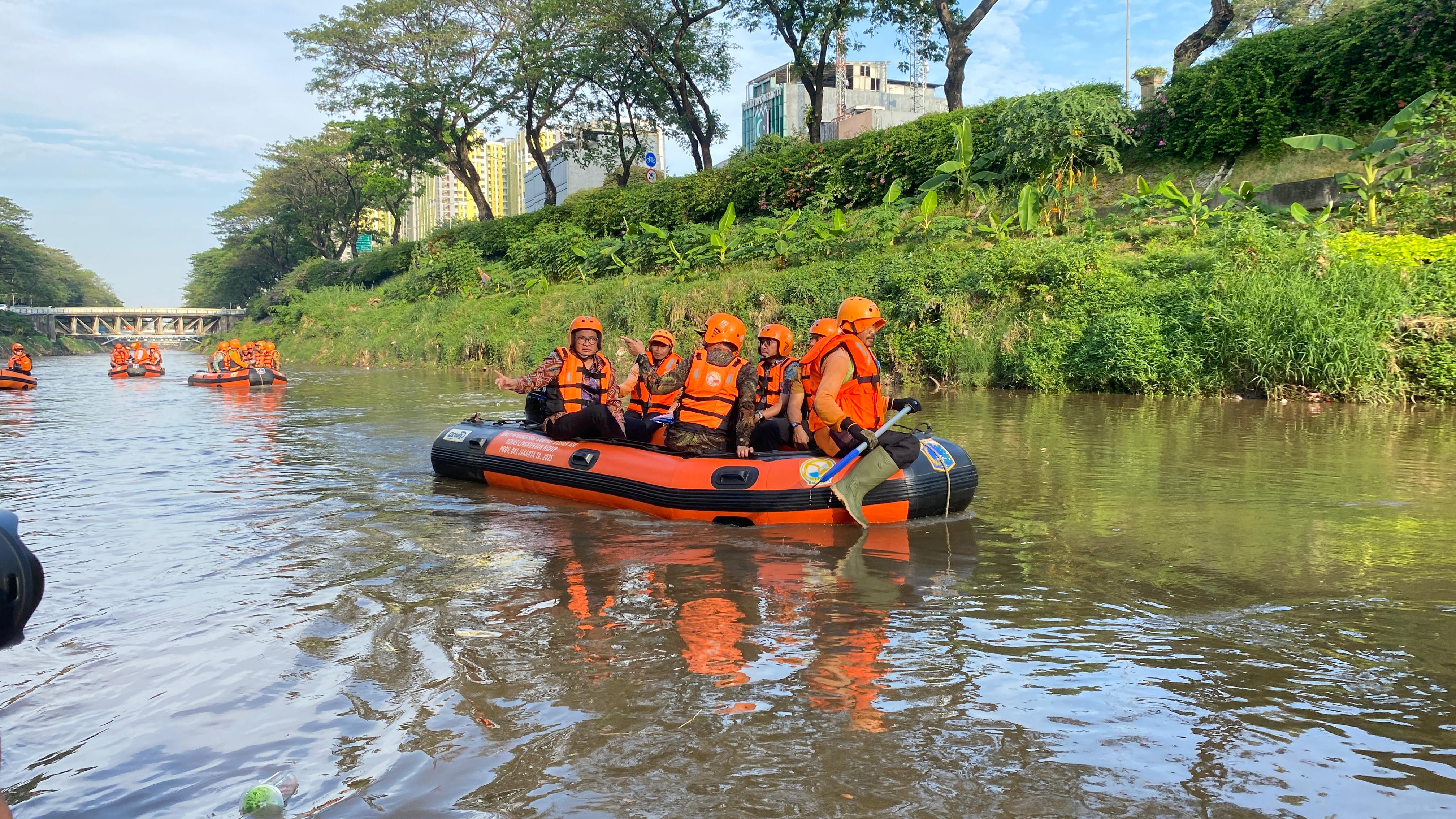 Gubernur DKI Pramono Anung bersama jajarannya meninjau Kali Ciliwung.