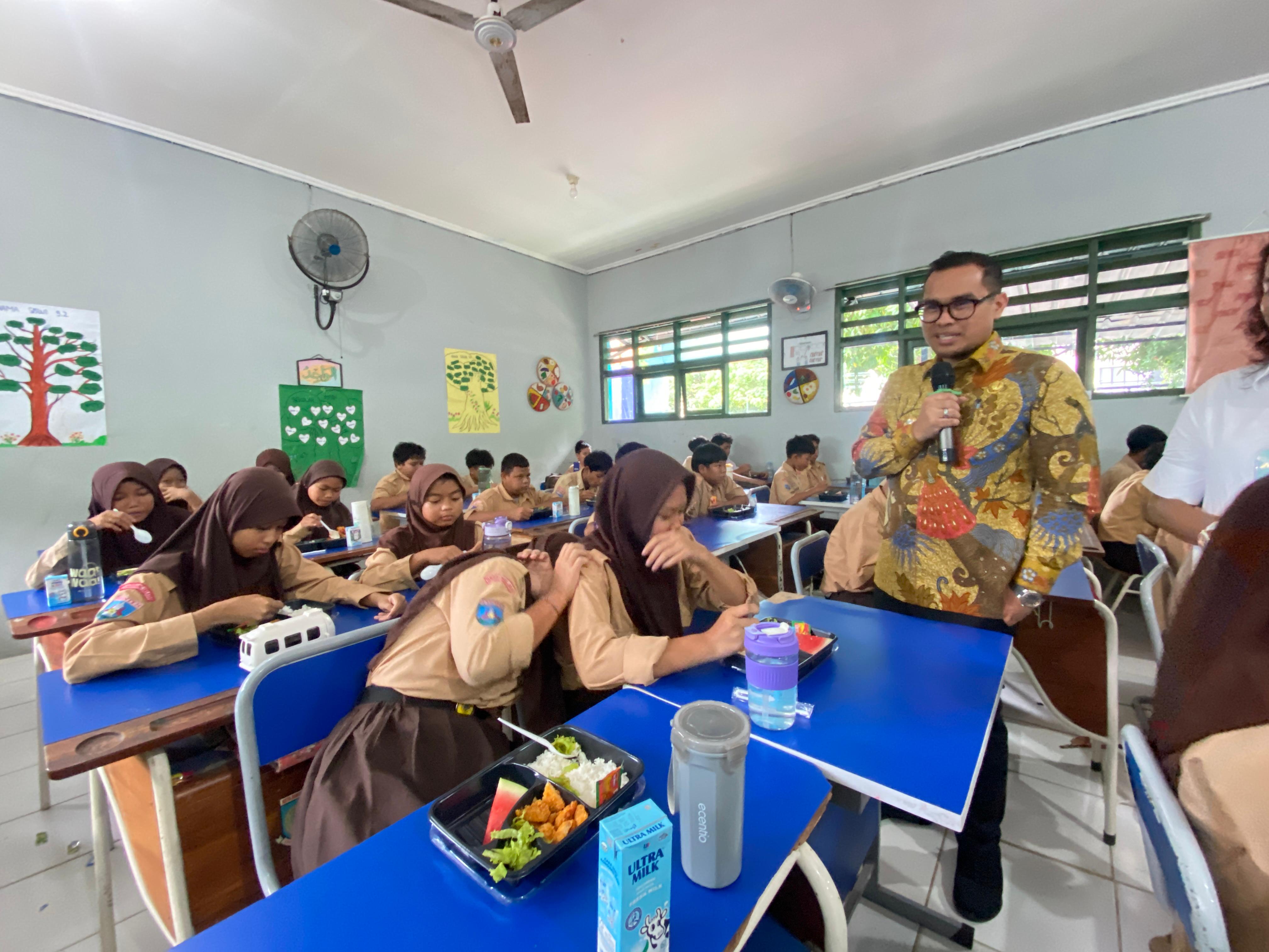 : Wakil Wali Kota Tangsel Pilar Saga Ichsan meninjau pelaksanaan uji coba makan bergizi gratis di SMPN 19 Kota Tangsel, Kecamatan Serpong, Rabu (30/7).