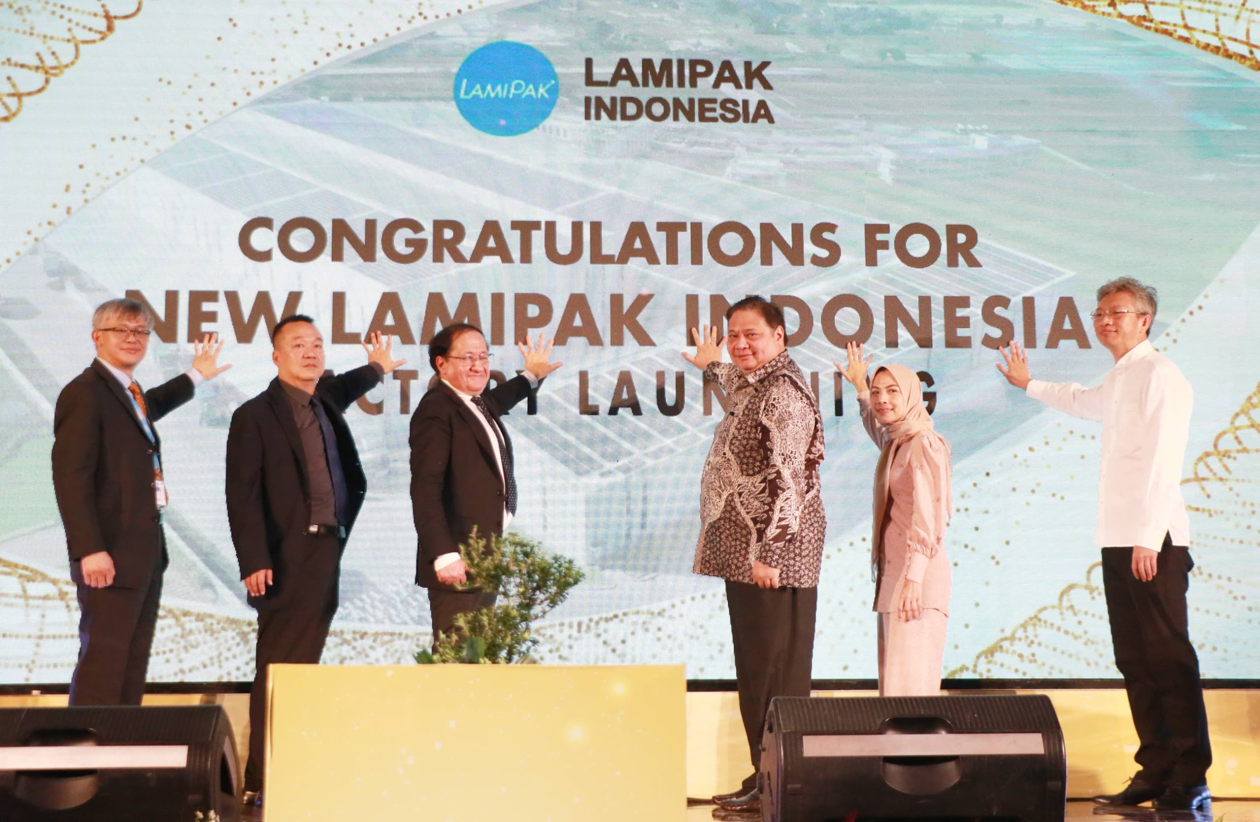 Menko Bidang Perekonomian Airlangga Hartarto bersama jajaran manajemen Lamipak Indonesia meresmikan pabrik kemasan aseptik pertama di Indonesia, Jumat (1/8) di Cikande, Serang, Banten.