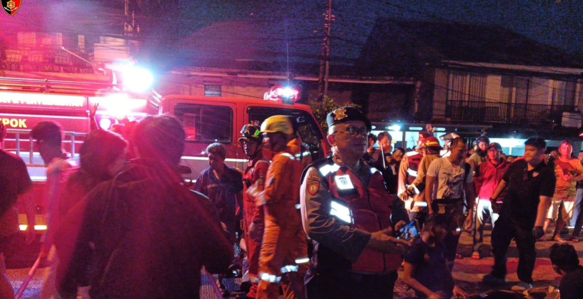 Kebakaran melanda sebuah warung makan di kawasan Beji, Kota Depok, Rabu malam (30/7).