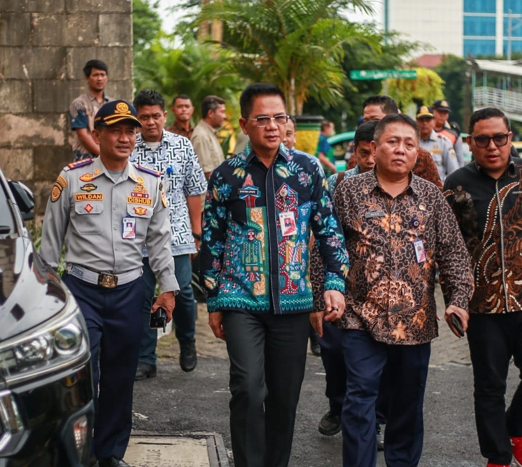 Kadis Perhubungan DKI Jakarta Syafrin Liputo (dua dari kiri) bersama jajarannya meninjau tahap uji coba program JakParkir di kawasan Cikini Raya, Jakarta Pusat.