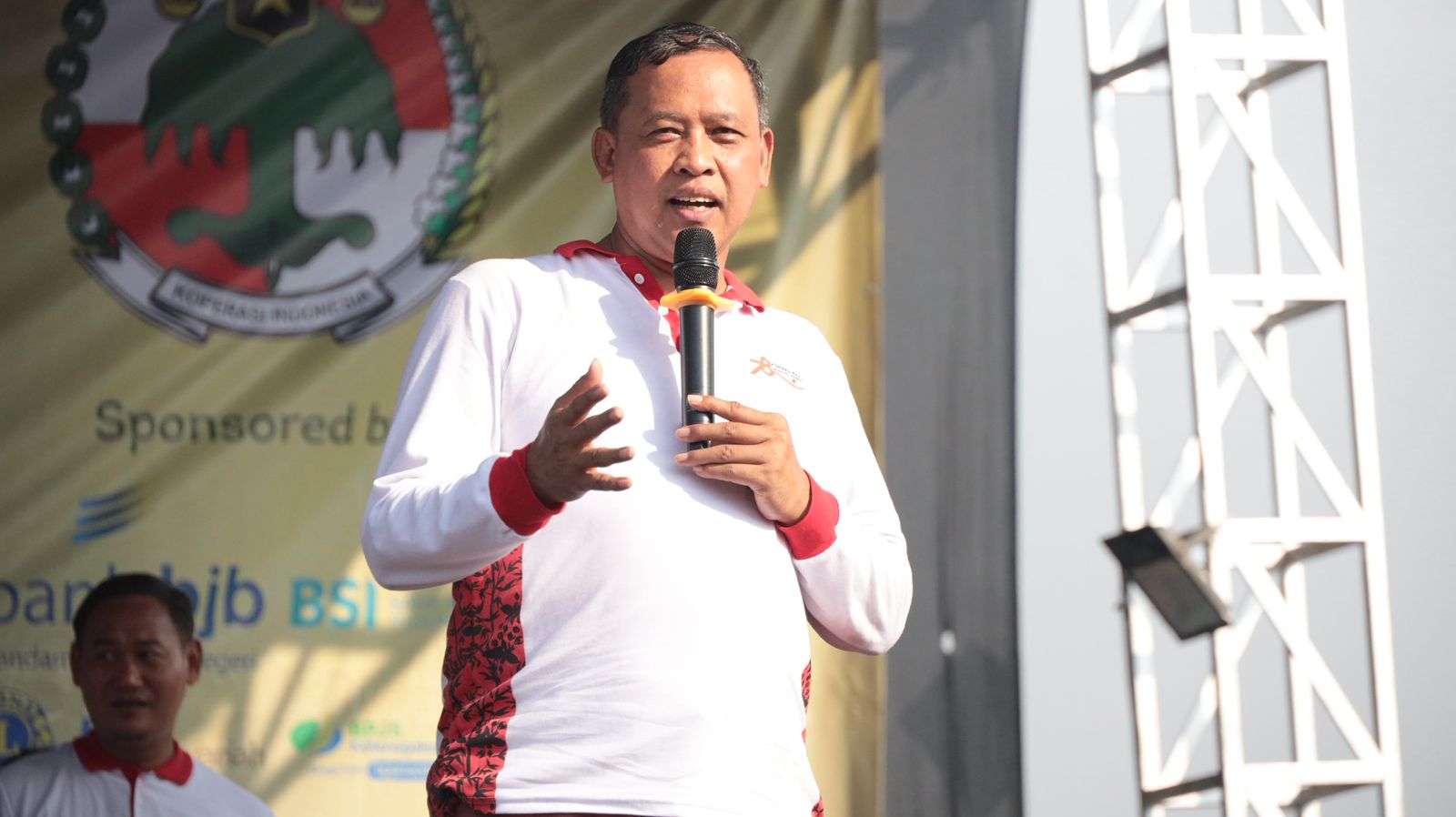 Wali Kota Bekasi Tri Adhianto membuka kegiatan Peringatan ke-78 Hari Koperasi tingkat Kota Bekasi berlangsung meriah di kawasan Vida, Kelurahan Padurenan, Kecamatan Mustika Jaya.