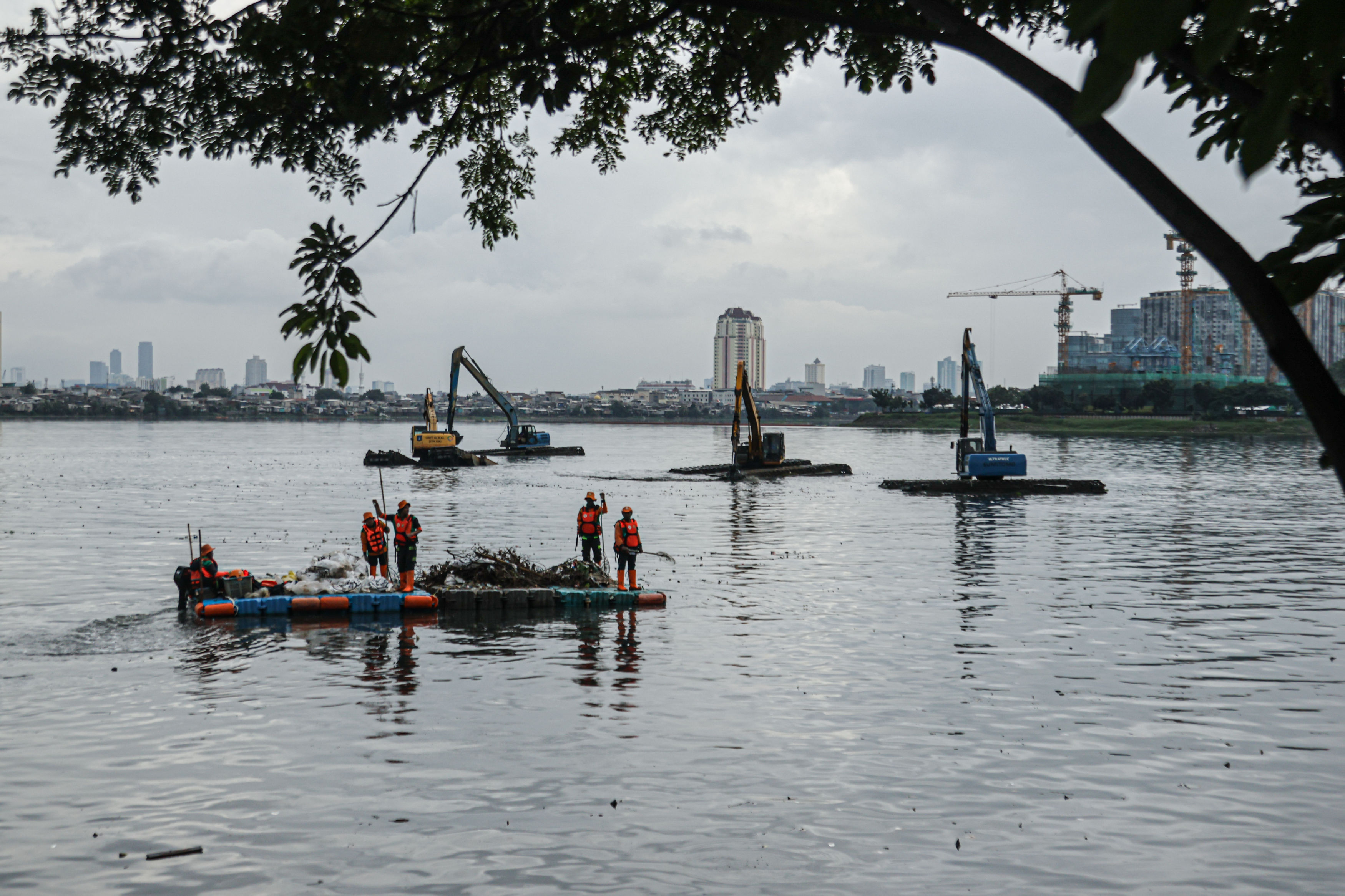 Kendalikan Pencemaran Lima Sungai Utama, DLH DKI Jalin Kerja Sama Lintas Sektor Bareng Universitas Indonesia
