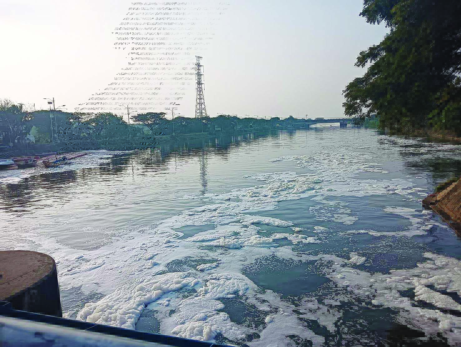 Penampakan busa di Pintu Air Wier 3, Banjir Kanal Timur (BKT), Jakarta Timur.