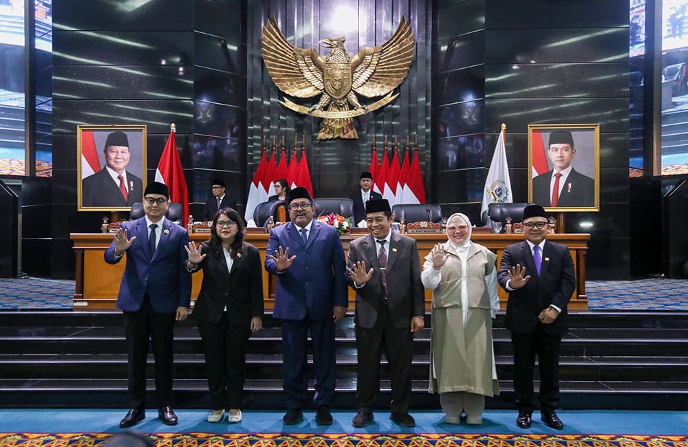 Wakil Gubernur DKI Rano Karno (tiga dari kiri) bersama pimpinan DPRD DKI di antaranya Ketua DPRD DKI Jakarta Khoirudin (tiga dari kanan) setelah penandatanganan nota kesepahaman di Gedung DPRD DKI,