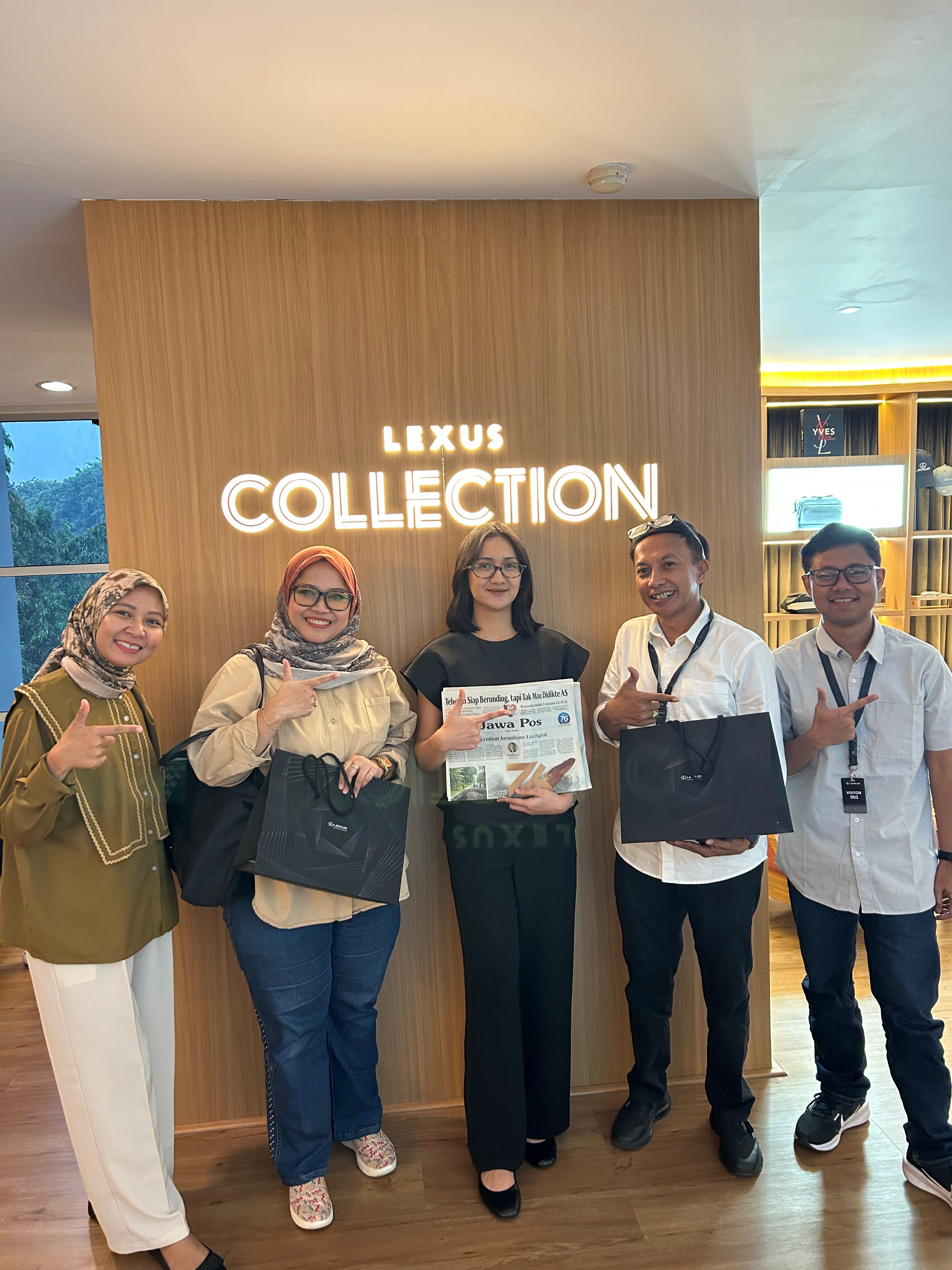 Integrated Marketing Comm Officer Lexus Indonesia Azizah Alkhatami (tengah) bersama awak redaksi dan tim bisnis Jawa Pos, Selasa (12/8).