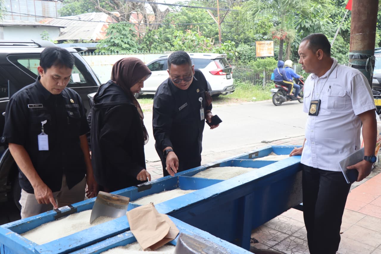Penyidik Krimsus Polres Metro Depok bersama petugas Disdagin Kota Depok menyidak gudang dan agen beras Kamis (14/8).