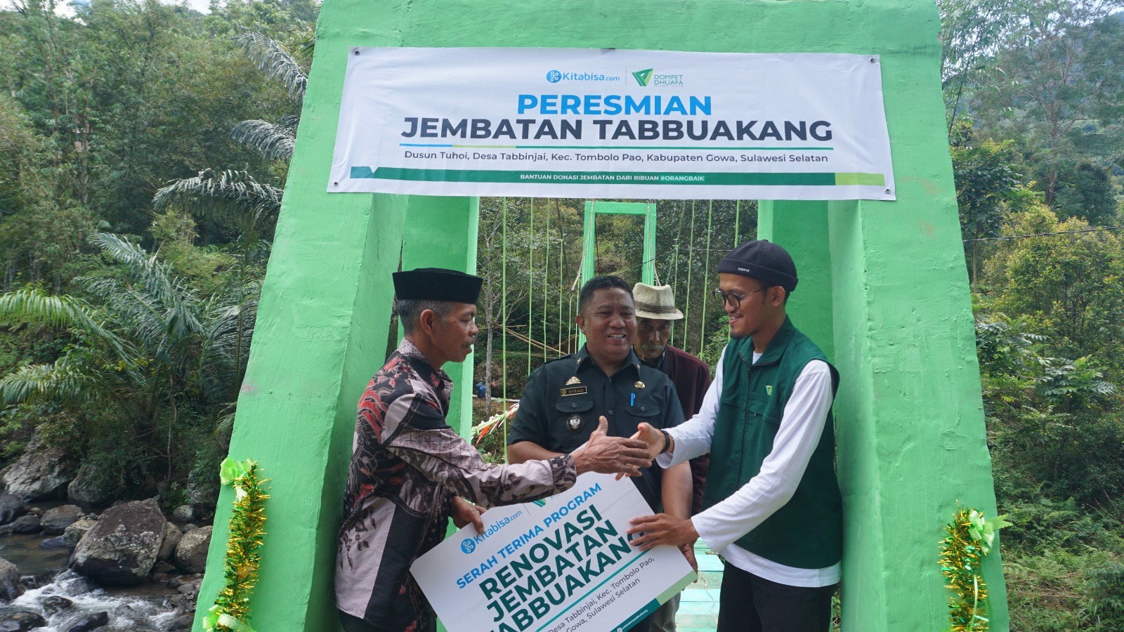 Serah terima program renovasi jembatan Tabbuakang kepada Kepala Dusun Tuhoi.