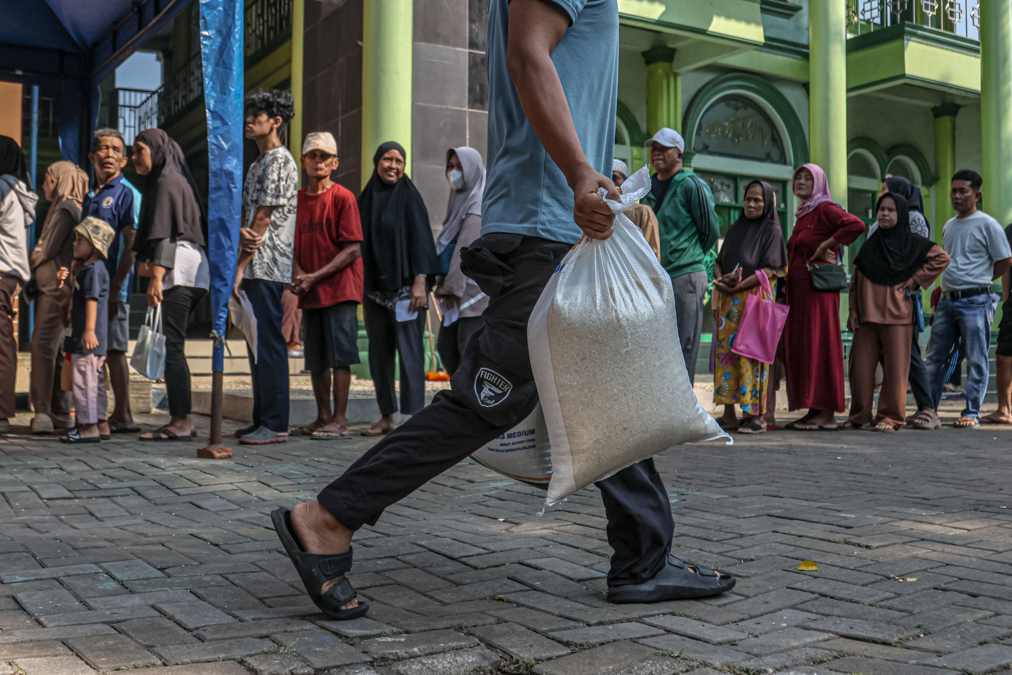 Masyarakat harus rela mengantri untuk mendapatkan beras dari program bantuan pangan di Kantor Kelurahan Cibodas, Kota Tangerang.