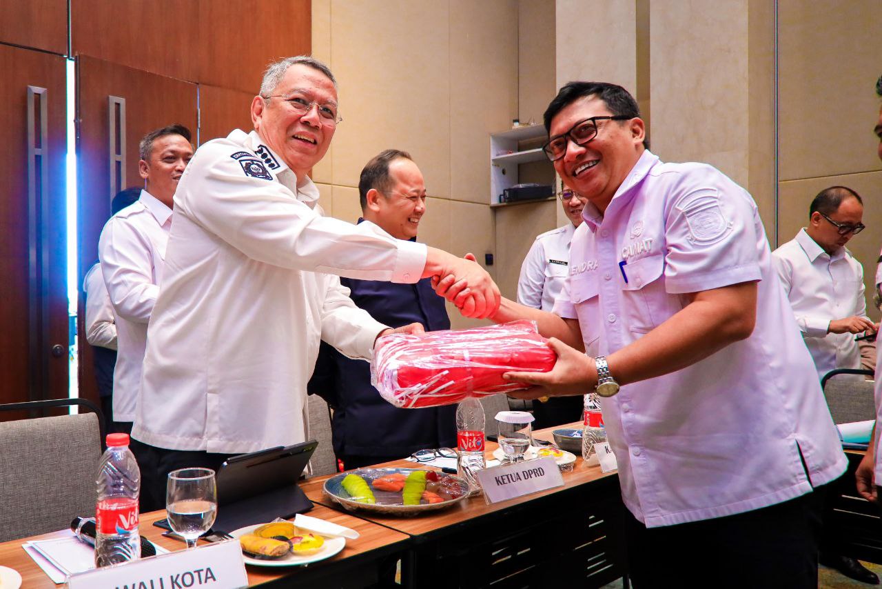 Pemerintah Kota Tangsel Bagikan Bendera Merah Putih