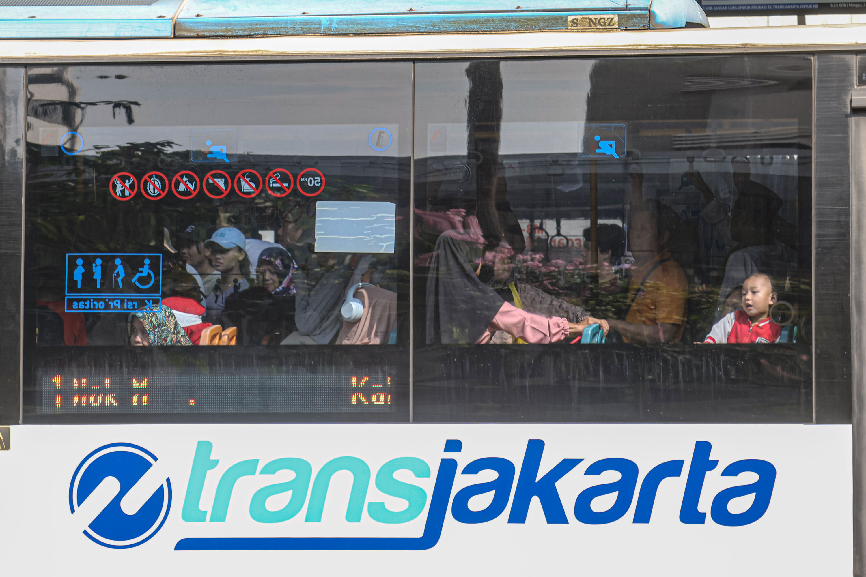 Bus Transjakarta menjadi salah satu transportasi umum yang banyak peminatnya. PT Transjakarta sebagai pengelola telah banyak menambah rute untuk memperluas jaringan.