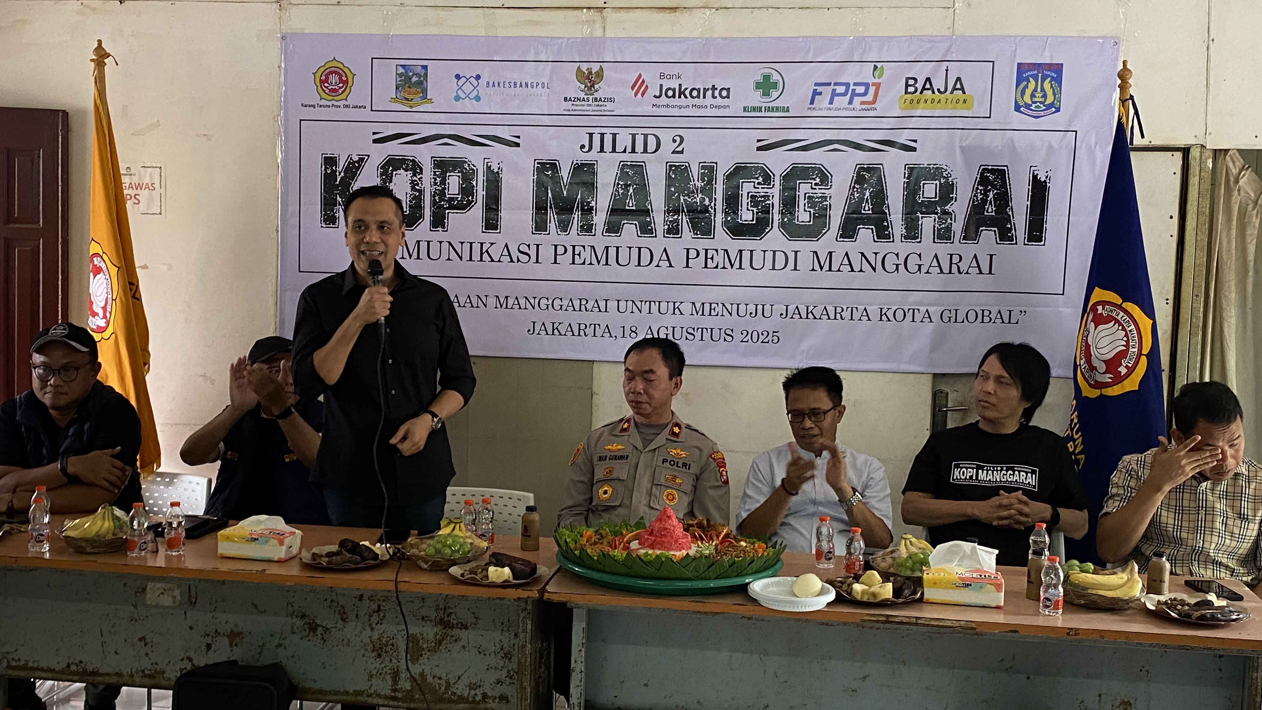 Stafsus Gubernur DKI Bidang Komunikasi Publik Chico Hakim menjadi narasumber kegiatan Kopi Manggarai Jilid 2 di Sasana Krida Karang Taruna, Kelurahan Manggarai.