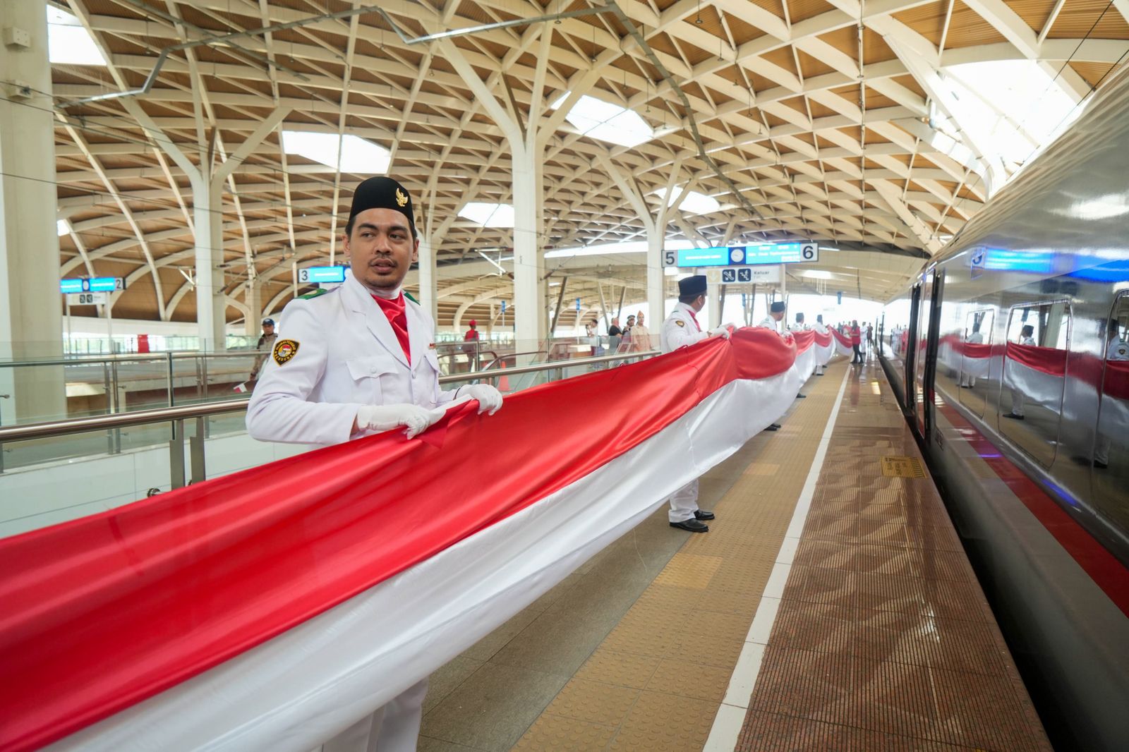 Peringati Hari Ulang Tahun ke-80 Kemerdekaan Republik Indonesia, KCIC melakukan pengibaran bendera merah putih sepanjang 208 meter.