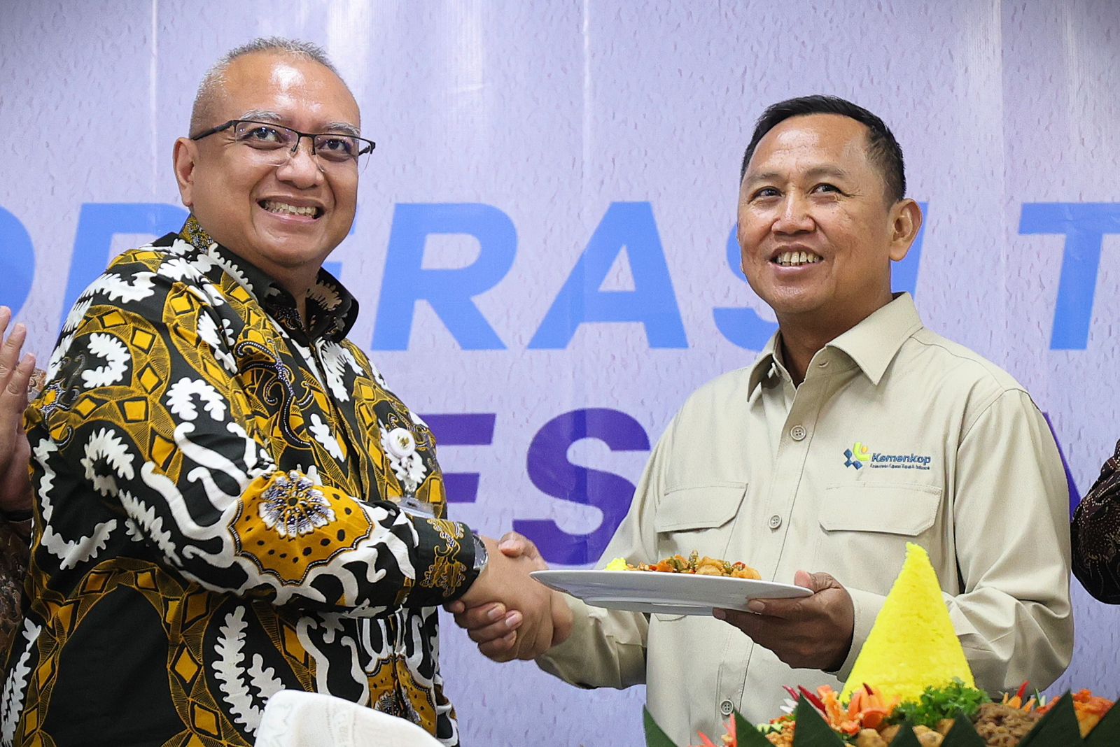 Plt. Direktur Utama LPDB, Krisdianto (kiri) bersama Seskemenkop Ahmad Zabadi.