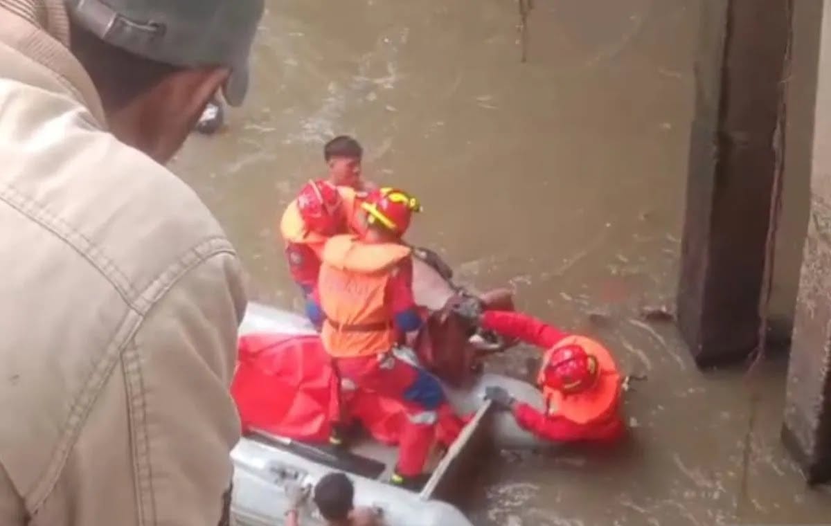 Petugas Sudin Gulkarmat Jakarta Timur berhasil mengangkat jenazah yang hanyut di Kali Ciliwung.