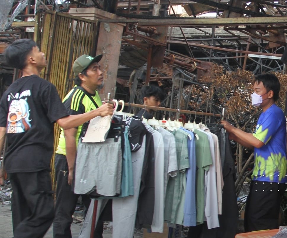 Pedagang tampak memaksa untuk berjualan di sekitaran Pasar Taman Puring pasca kebakaran.
