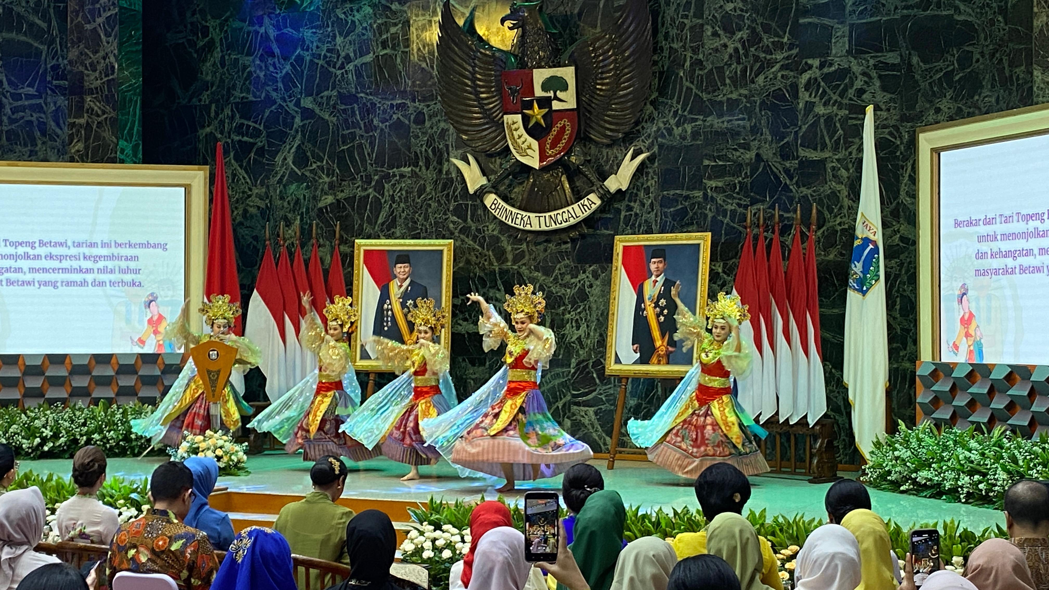 Tarian khas Betawi ditampilkan pada kegiatan Lestari Warisan Betawiku di Balai Kota, Jakarta Pusat, Kamis (21/8).