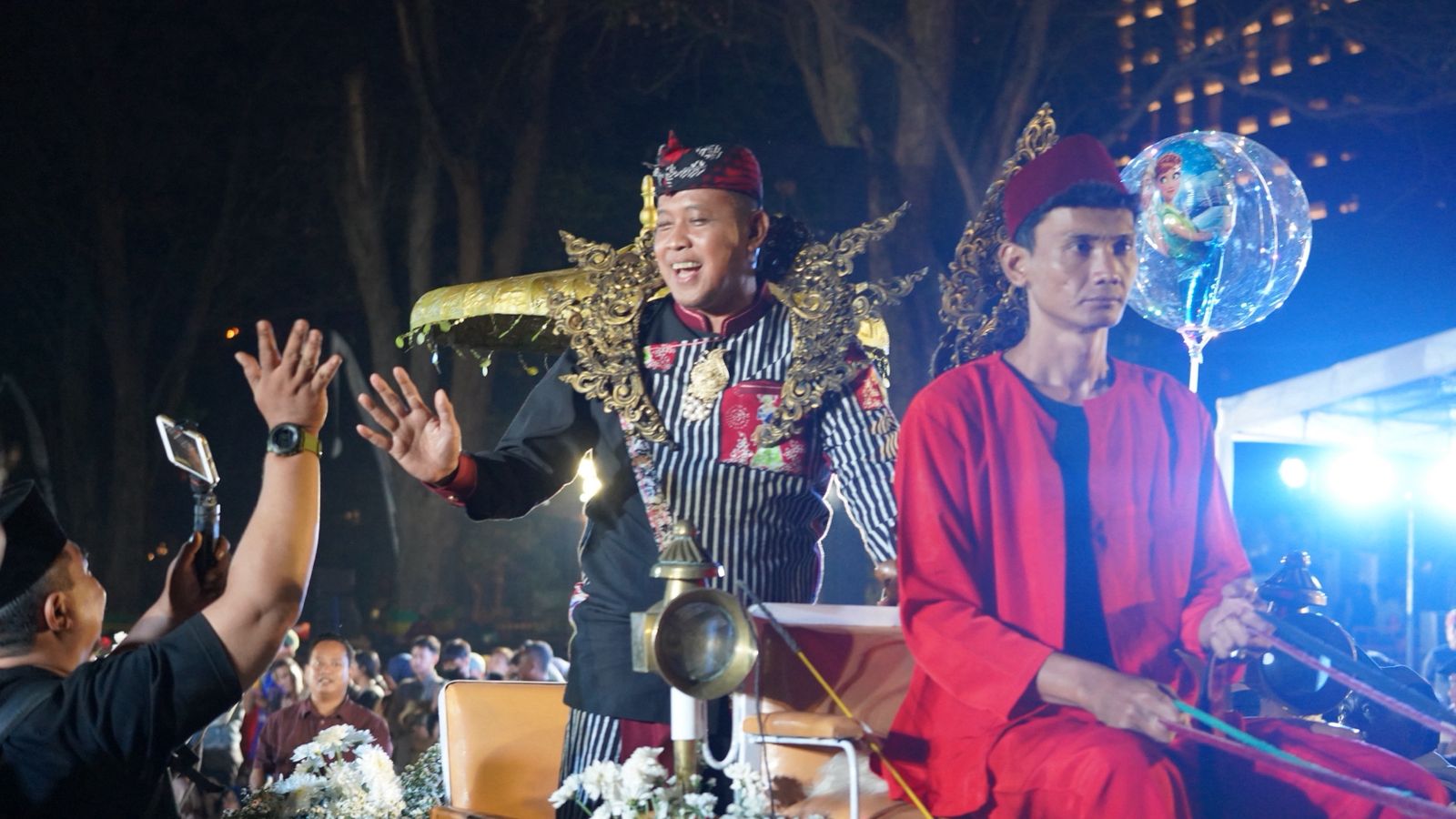 Wali Kota Bekasi Tri Adhianto hadir dengan mengenakan busana Kerajaan Sri Maharaja Tarusbawa.