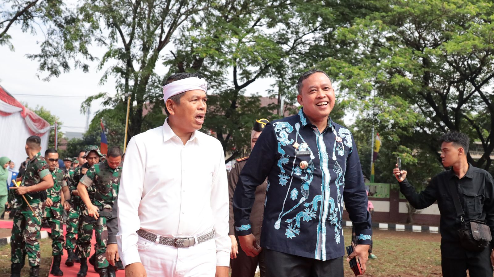 Gubernur Jawa Barat Dedi Mulyadi bersama Wali Kota Bekasi Tri Adhianto.