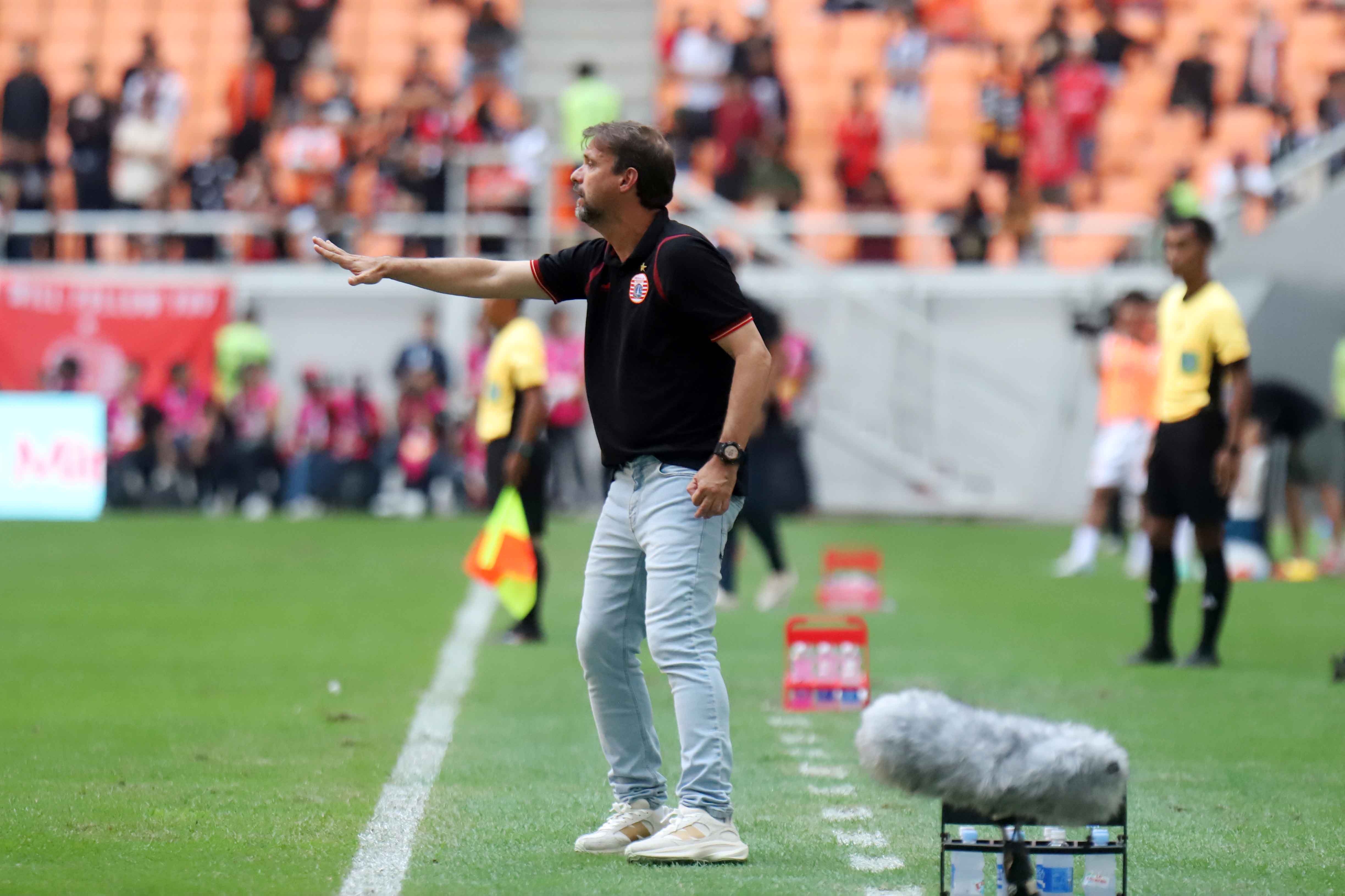 Pelatih Persija Jakrta Mauricio Ferreira De Souza.  (Dery Ridwansah/JawaPos.com)