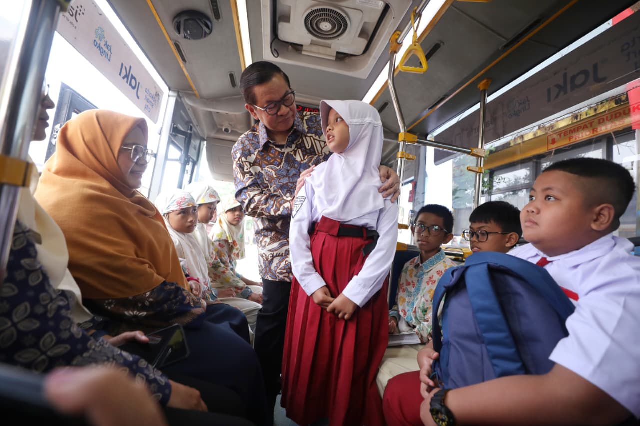 Gubernur DKI Pramono Anung memberikan semangat kepada para pelajar. Gemar menabung harus terbangun sejak usia dini.