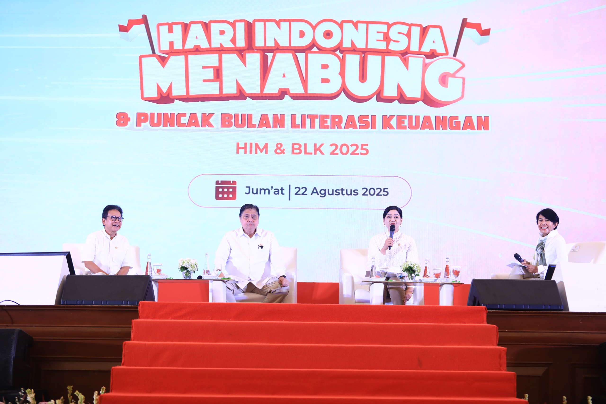 Kepala Eksekutif Pengawas Perilaku Pelaku Usaha Jasa Keuangan, Edukasi dan Pelindungan Konsumen OJK Friderica Widyasari Dewi memberikan keterangan pada diskusi.