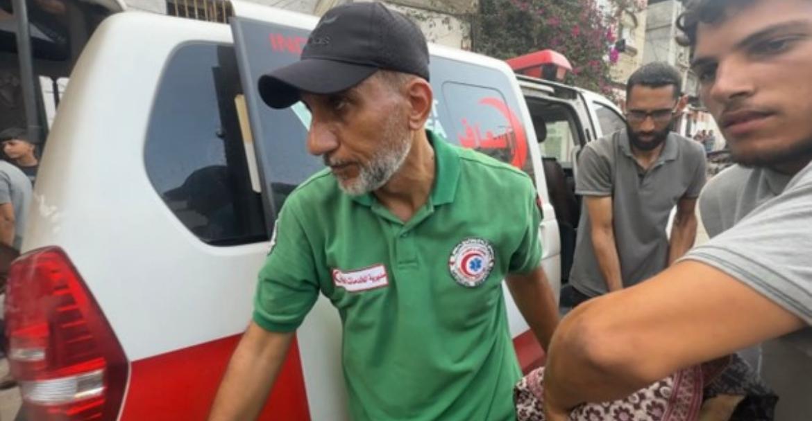 Ambulans Dompet Dhuafa bantu evakuasi korban yang berjatuhan di Gaza.