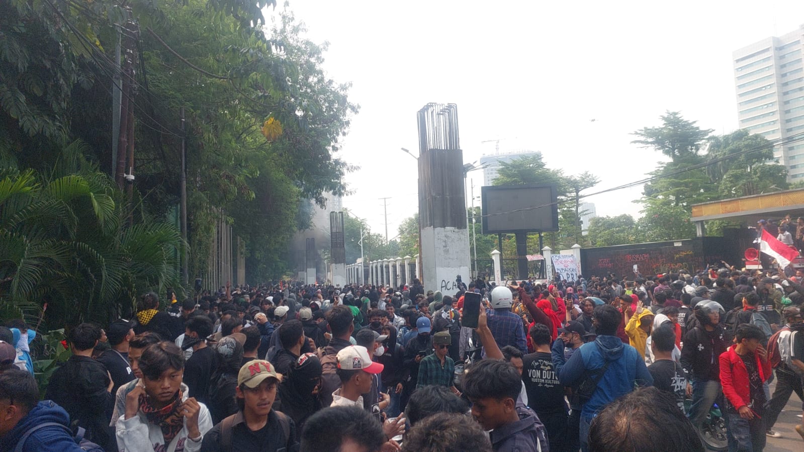 Jalan Menujiu arah kawasan Palmerah dari jalu Senayan tersendat lantaran demontrasi di gedung DPR RI.