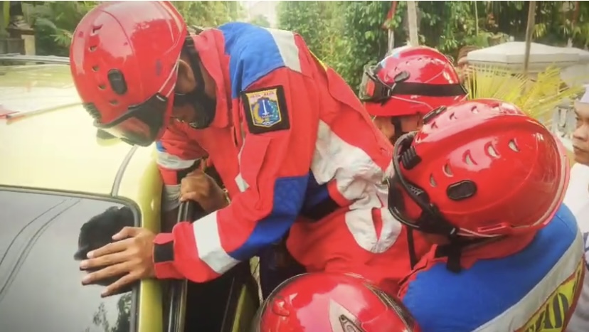Petugas berhasil mengevakuasi balita yang terkunci di dalam mobil di kawasan Pinang Merah, Jakarta Timur.