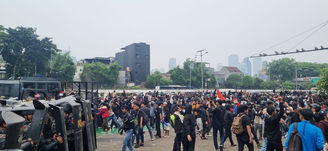 ILUSTRASI: Aksi mahasiswa melakukan demo pada Senin (25/8) di depan Gerbang Pancasila, DPR RI, Jakarta Pusat. (dok JawaPos.com)