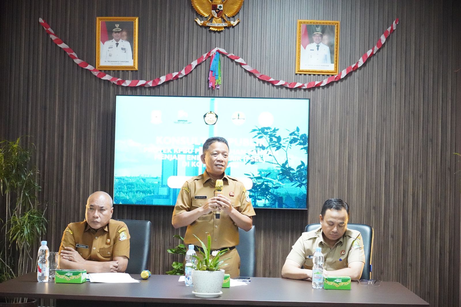 Sekda Kota Bekasi Junaedi (tengah).