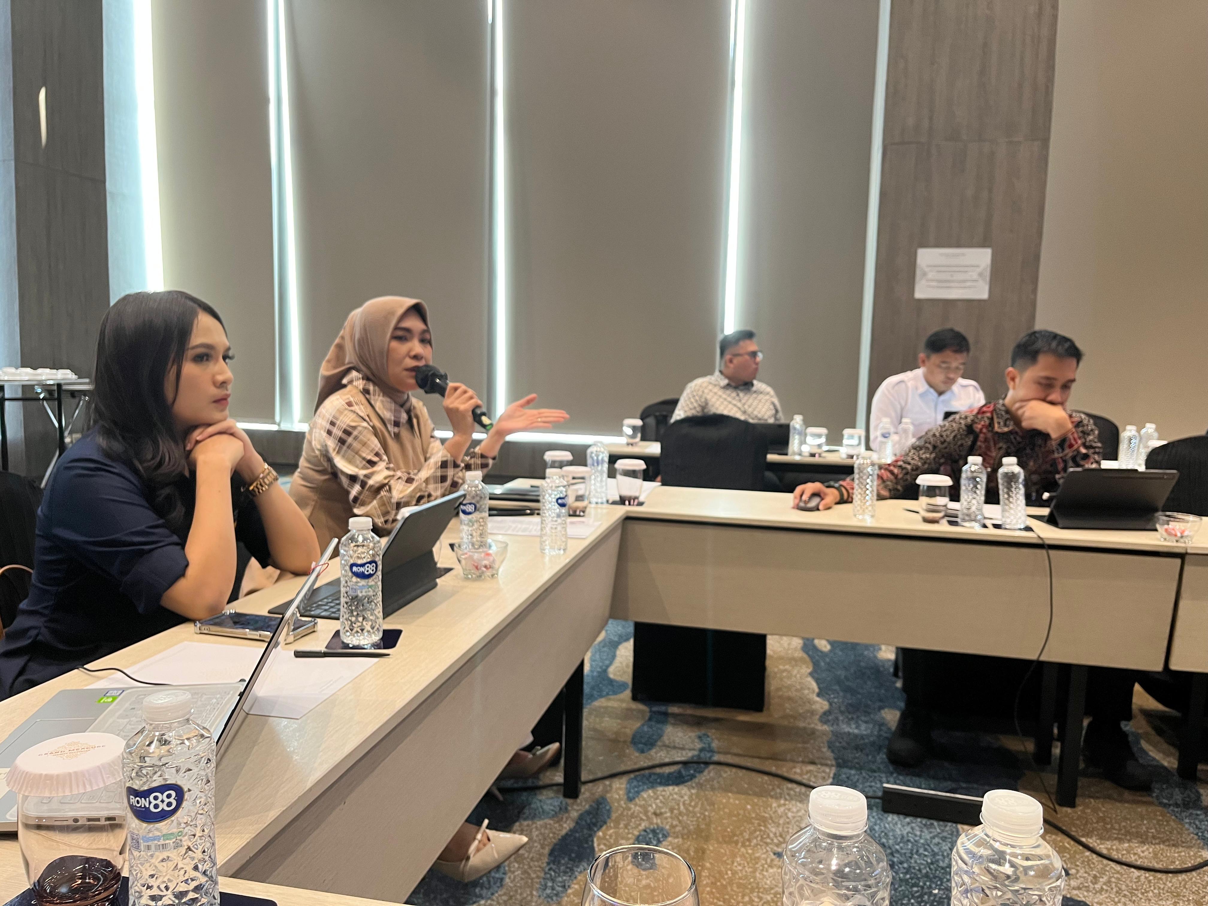 Rika Apriyanti, Kasubdit Kerjasama Ditjenpas (kanan) membahas materi pada Forum Diskusi Penetapan Standar Pelayanan Publik Pemasyarakatan.