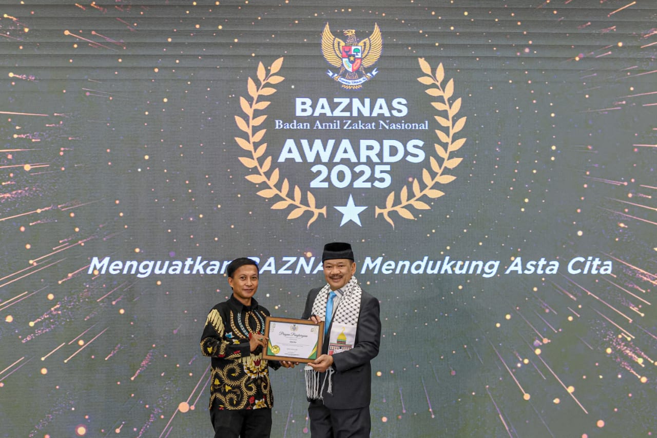 MEDIA CETAK TERBAIK: Ketua Baznas Noor Achmad (kanan) menyerahkan penghargaan kepada Wakil Pemimpin Redaksi Jawa Pos Firzan Syahroni di Jakarta (28/8).