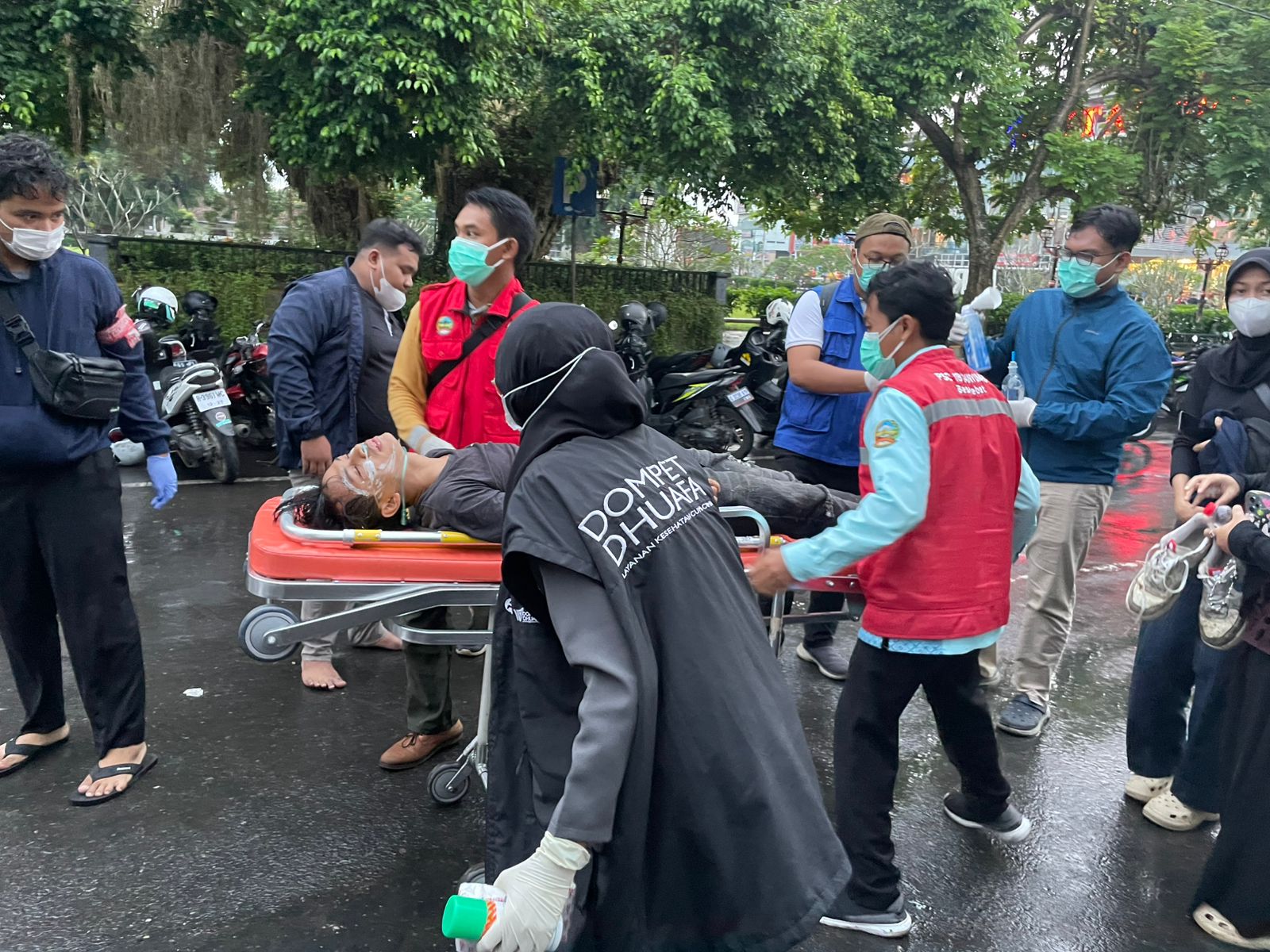 Dompet Dhuafa hadir memberikan respons kemanusiaan bagi peserta aksi yang membutuhkan bantuan medis maupun logistik.