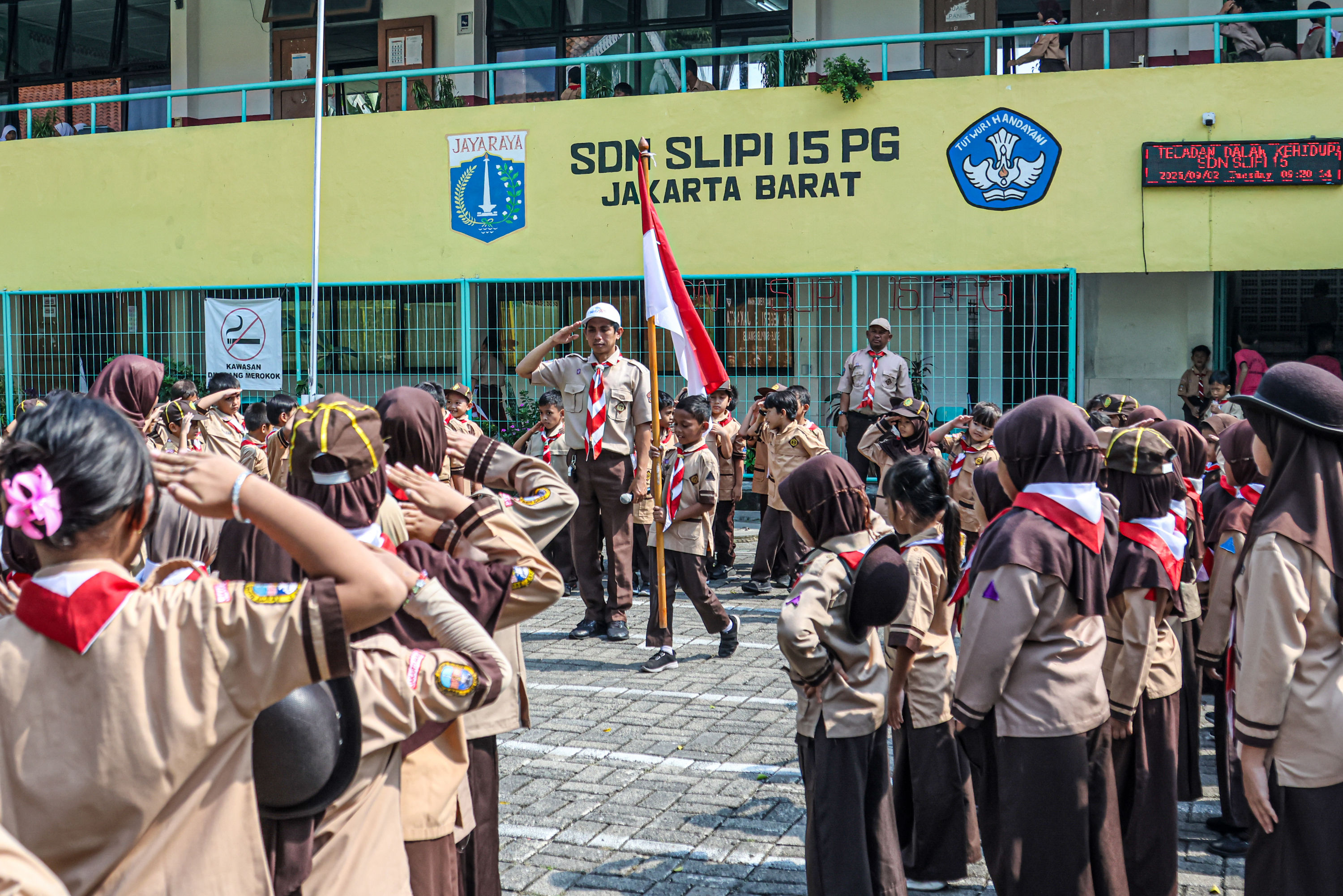 Para pelajar mengikuti kegiatan Pramuka dan belajar di dalam kelas di SDN Slipi 15, Jakarta Barat, kemarin (2/9). Beberapa sekolah di DKI mulai memberlakukan kegiatan belajar mengajar.
