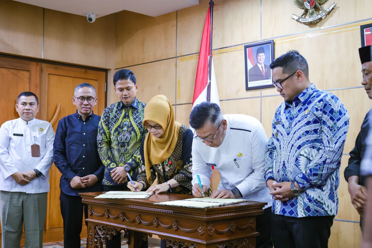 Dokumen penandatanganan kerja sama penanganan sampah Pemkot Tangsel dengan Pemkab Pandeglang di Puspemkot Tangsel, Ciputat, Jum
