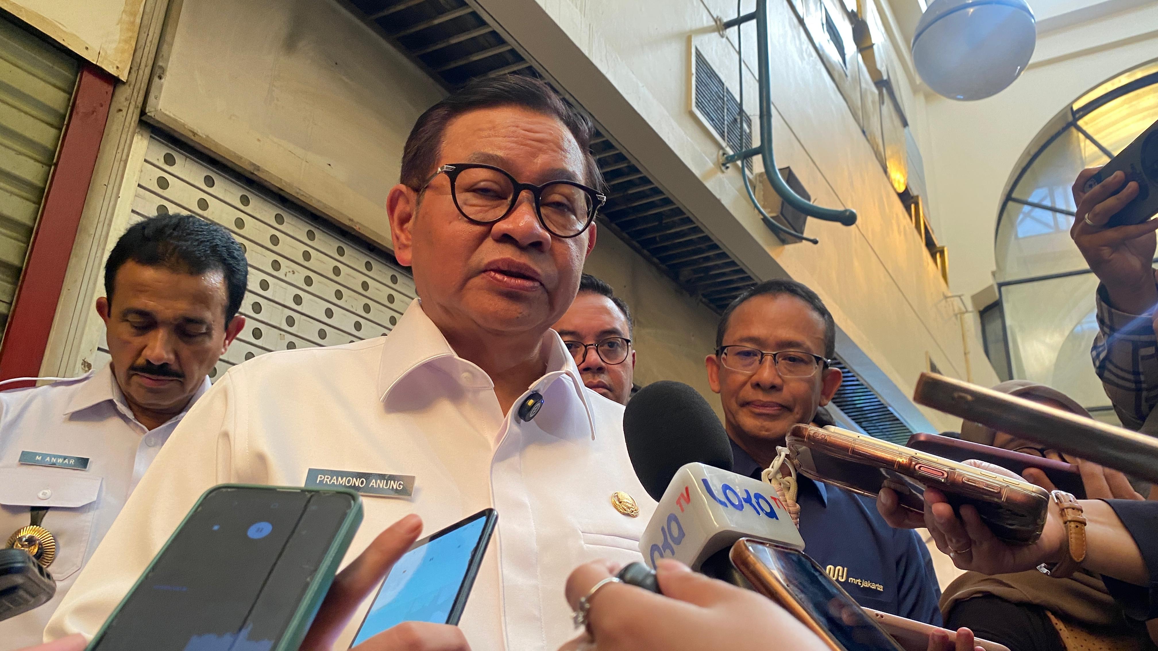 Gubernur DKI Pramono Anung memberikan keterangan pers.