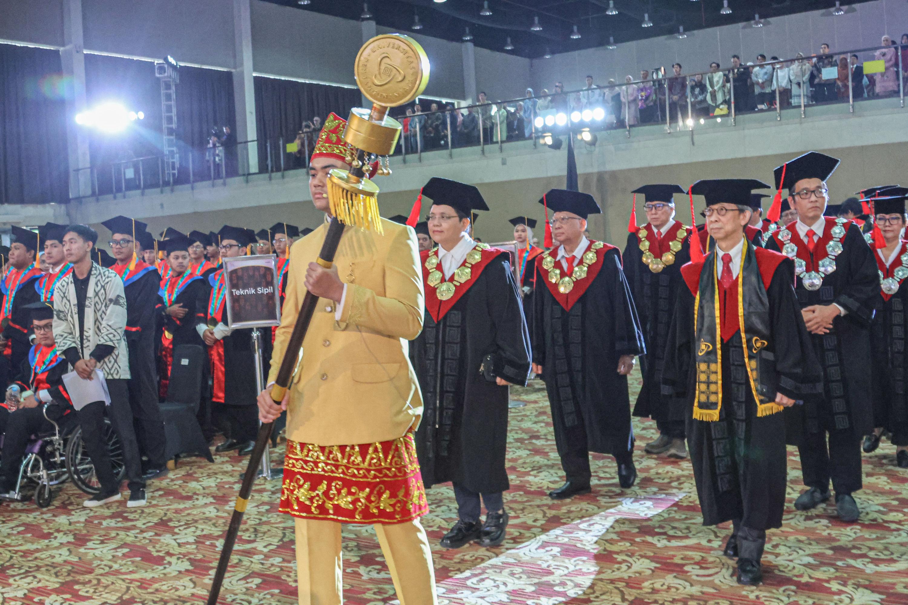 Rektor UPJ Prof. Elisabeth Rukmini (dua kiri) bersama Presdir PT Pembangunan Jaya  Trisna Muliadi (dua kanan) dan pejabat UPJ memasuki ruangan wisuda saat Wisuda ke-11 dan Dies Natalis ke-14.