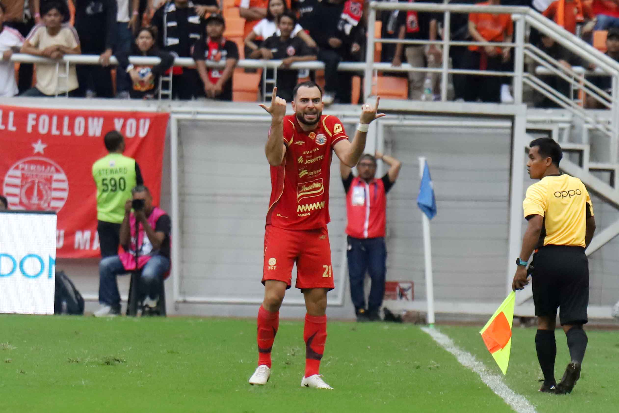 Bek tangguh Persija Jordi Amat harus memiliki pelapis yang kuat untuk keseimbangan lini belakang. (Dery Ridwansah/JawaPos.com)