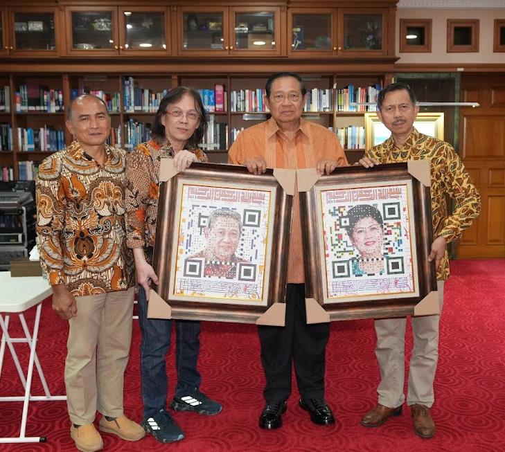 Susilo Bambang Yudhoyono (SBY) menerima cenderamata berupa lukisan QR Art bergambar dirinya bersama mendiang istri tercinta, Ani Yudhoyono