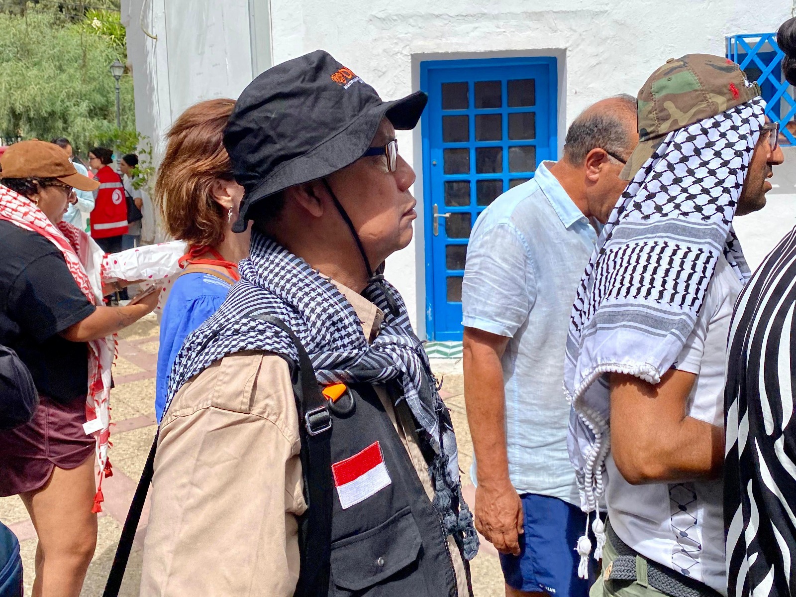 Ketua Pengurus Yayasan Dompet Dhuafa Republika Ahmad Juwaini (tengah) mengikuti konvoi di Tunisia.