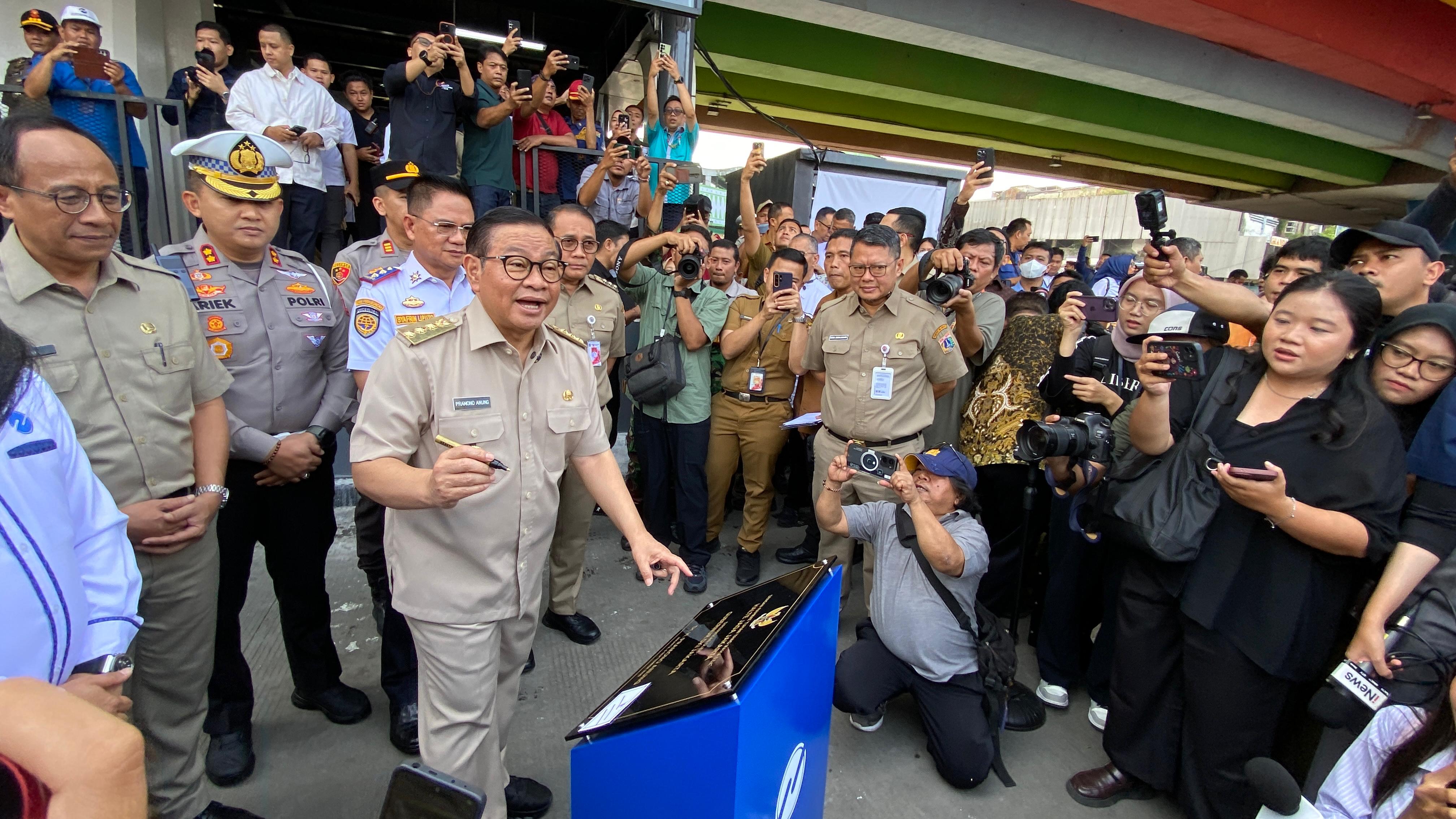 Gubernur DKI Pramono Anung tandatangani prasasti Halte Transjakarta Jaga Jakarta kemarin (8/9).