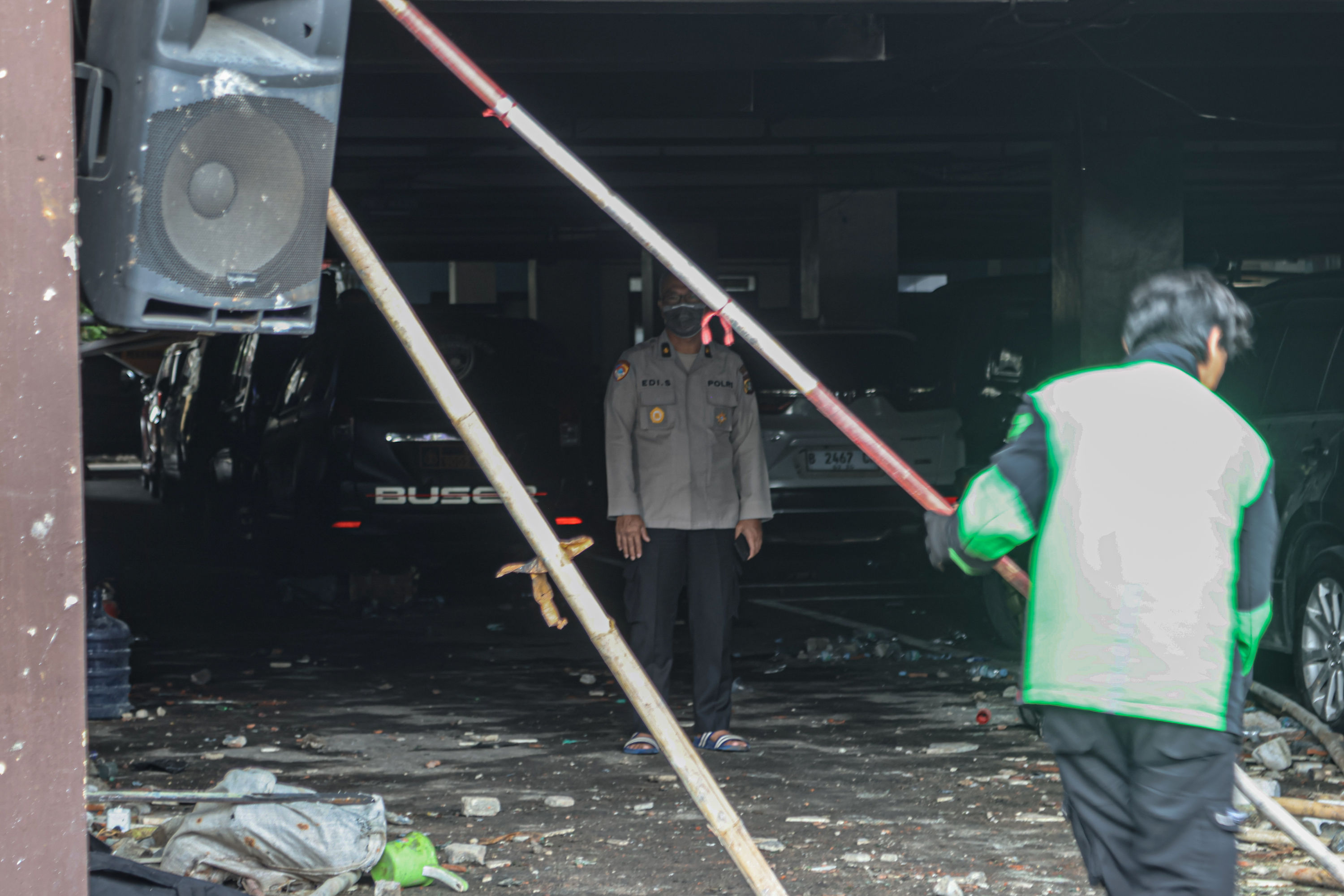 Mapolres Metro Jakarta Timur mulai diperbaiki setelah dirusak orang tak dikenal.