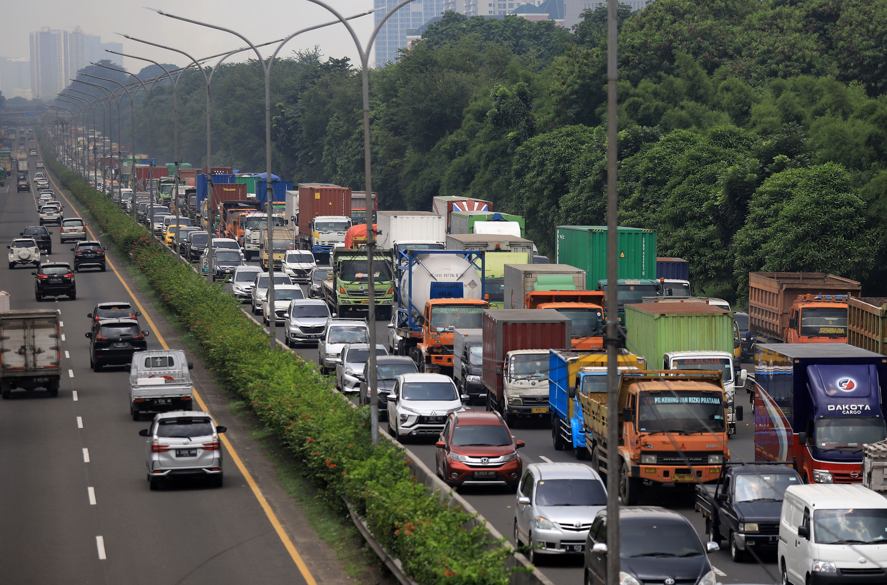 Kemacetan yang terjadi di Tol Jakarta-Merak imbas banjir di Exit Tol Bitung, Tangerang, Senin (14/11/2022). Banjir yang menggenangi exit Tol Bitung sejak Minggu (13/11) menyebabkan kemacetan panjang sekitar 20 km ruas Tol  Jakarta-Merak. Hanung Hambara/Ja
